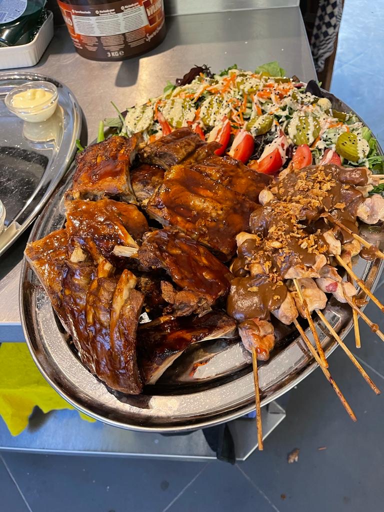 Rijk gevulde schaal met spareribs, saté en salade