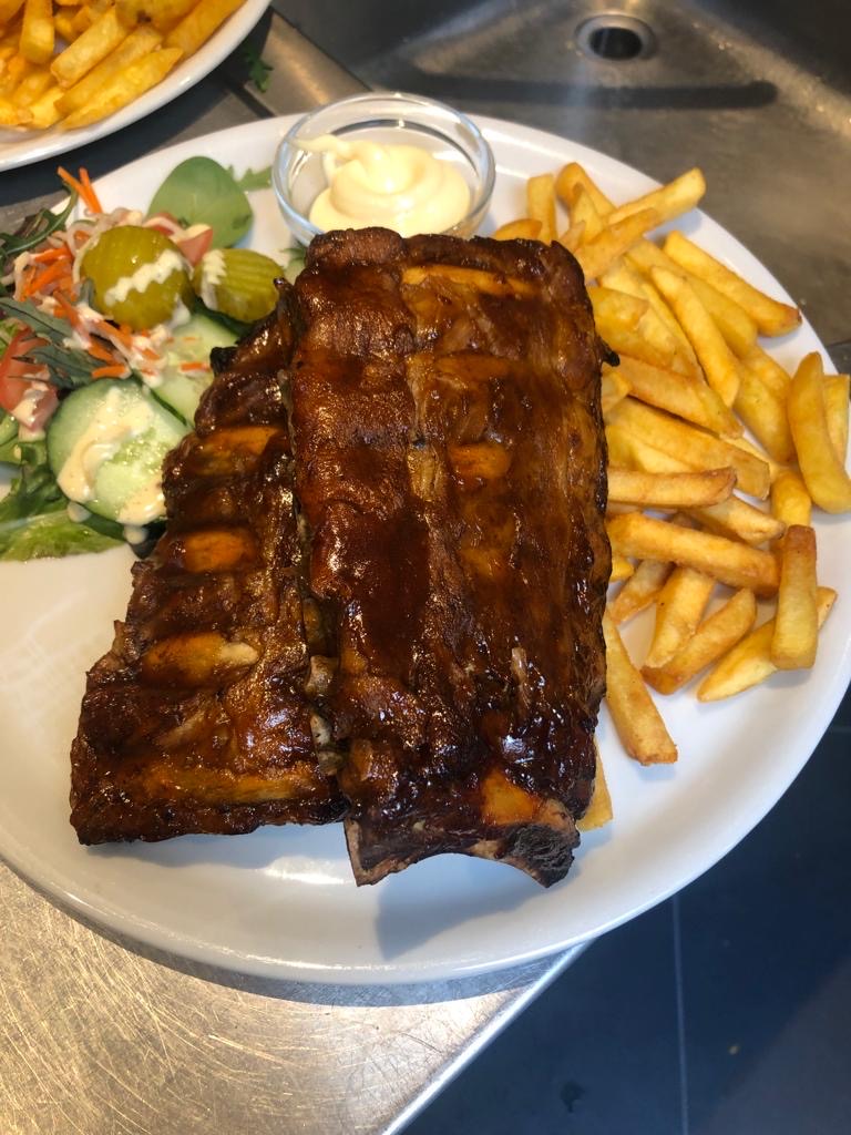 Warme spareribs met bijgerechten