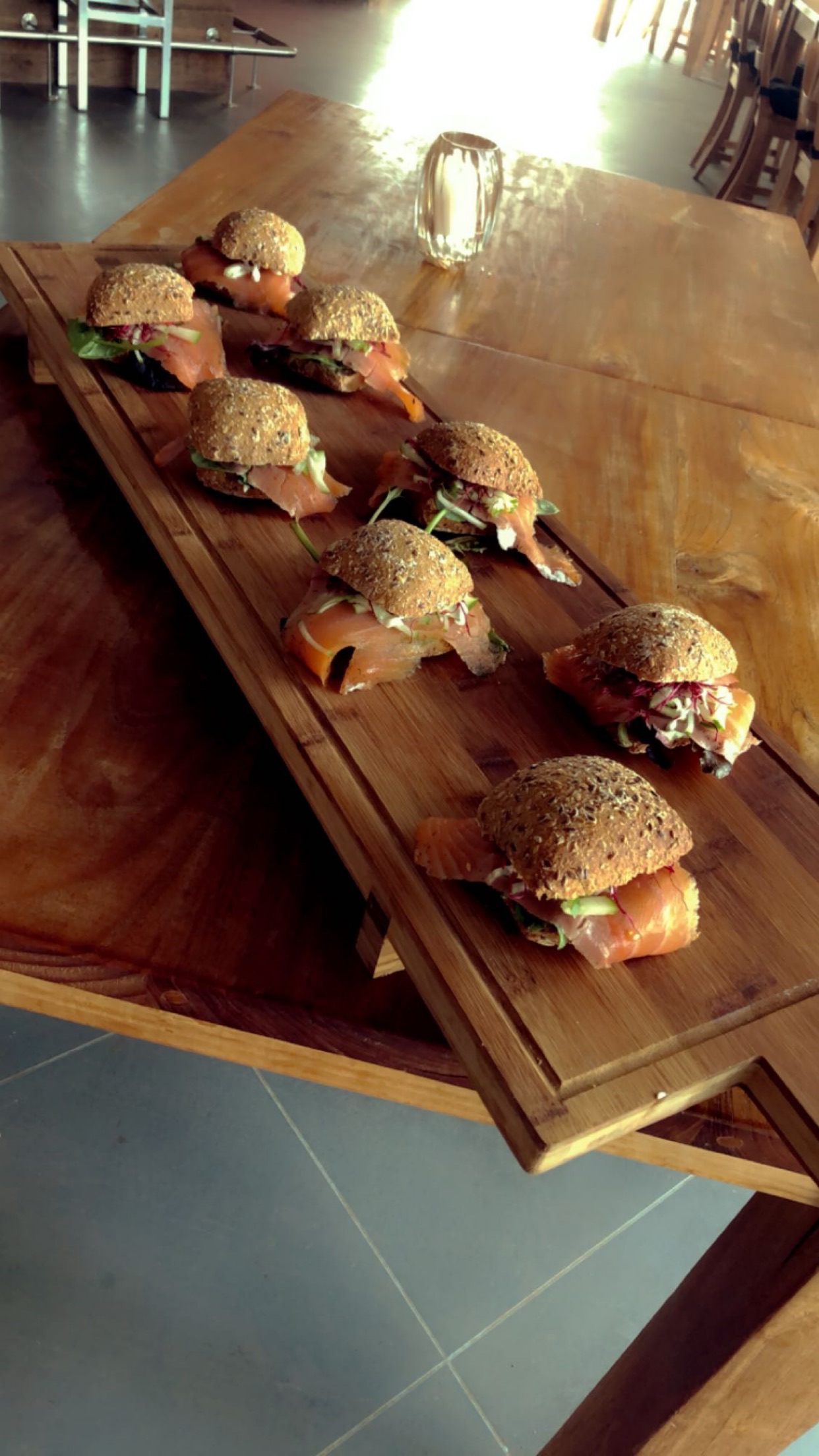 Broodjes met zalm op een houten plank