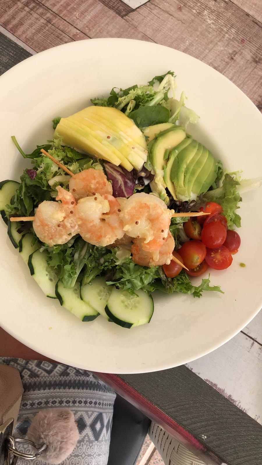 Frisse salade met avocado, mango en garnalen